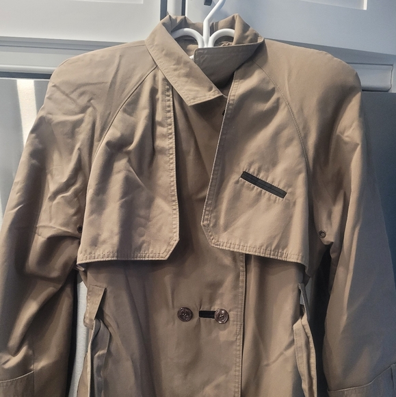 Lovely trench coat. - Picture 6 of 8